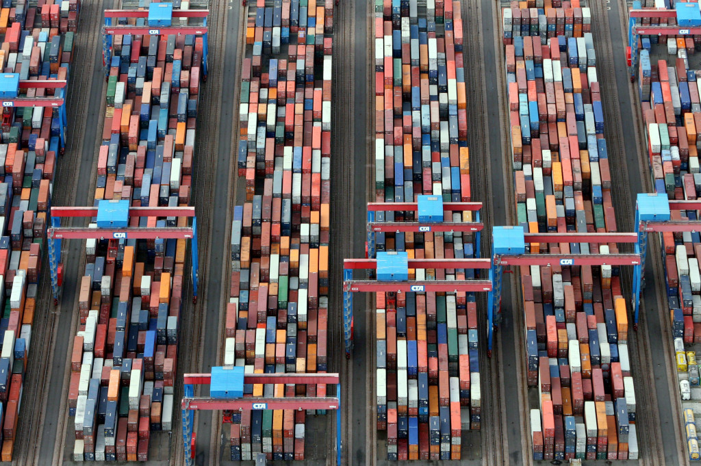 ARCHIV - Luftbild des Containerterminals Altenwerder (Archivfoto vom 23.01.2007) im Hafen der Hansestadt Hamburg. Das Statistische Bundesamt veröffentlicht am 07.02.2014 die Exportzahlen für Dezember und das Gesamtjahr 2013. Foto: Kay Nietfeld/dpa (zu dpa vom 07.02.2014) +++(c) dpa - Bildfunk+++